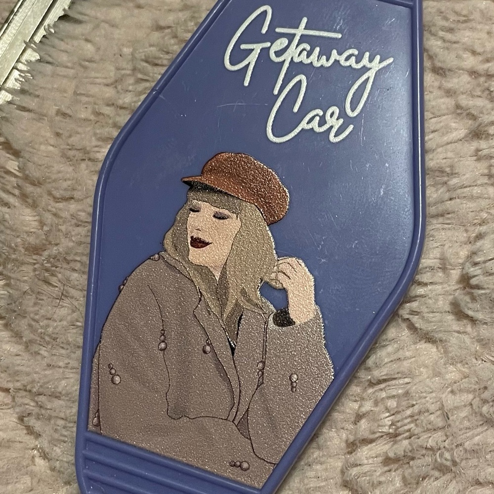 TAYLOR SWIFT GETAWAY CAR MOTEL KEYCHAIN 💖💖 - Picture 2 of 4